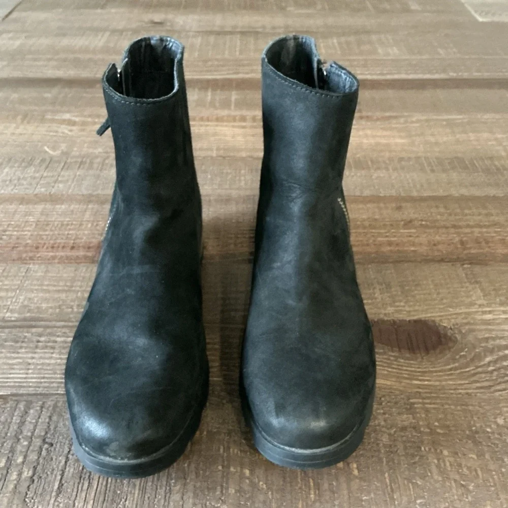 Sorel Emelie Zip booties in black leather and suede
